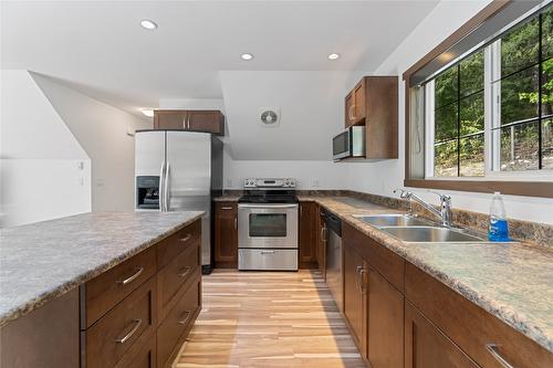 9-6500 15 Avenue, Salmon Arm, BC - Indoor Photo Showing Kitchen With Double Sink