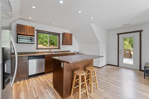 9-6500 15 Avenue, Salmon Arm, BC - Indoor Photo Showing Kitchen