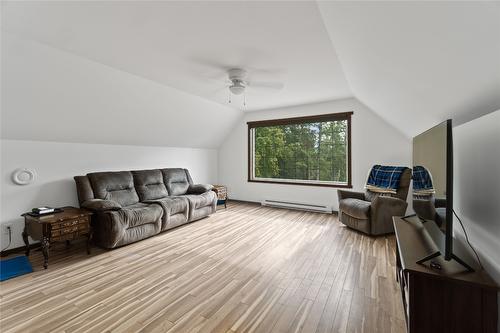 9-6500 15 Avenue, Salmon Arm, BC - Indoor Photo Showing Living Room