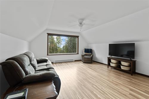 9-6500 15 Avenue, Salmon Arm, BC - Indoor Photo Showing Living Room