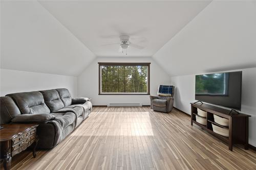 9-6500 15 Avenue, Salmon Arm, BC - Indoor Photo Showing Living Room