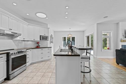 9-6500 15 Avenue, Salmon Arm, BC - Indoor Photo Showing Kitchen With Double Sink With Upgraded Kitchen