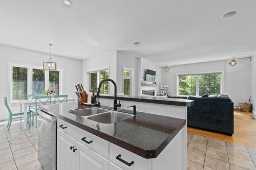 9-6500 15 Avenue, Salmon Arm, BC - Indoor Photo Showing Kitchen With Double Sink