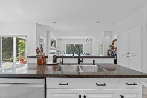 9-6500 15 Avenue, Salmon Arm, BC - Indoor Photo Showing Kitchen With Double Sink