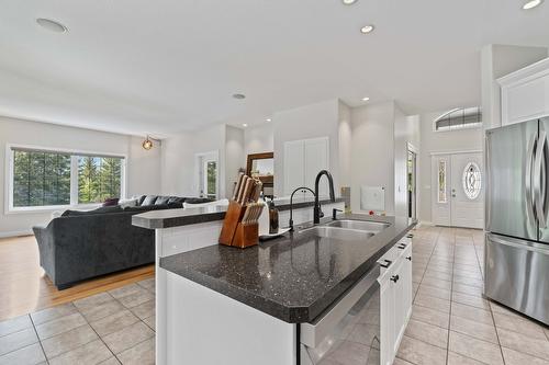 9-6500 15 Avenue, Salmon Arm, BC - Indoor Photo Showing Kitchen With Double Sink With Upgraded Kitchen