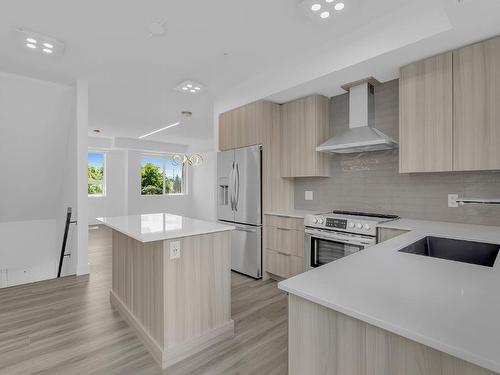 103C-3642 Mission Springs Drive, Kelowna, BC - Indoor Photo Showing Kitchen With Upgraded Kitchen