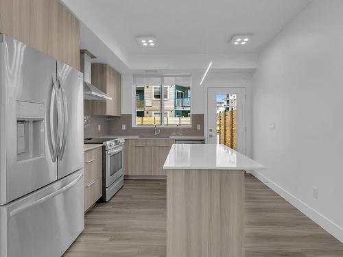 103C-3642 Mission Springs Drive, Kelowna, BC - Indoor Photo Showing Kitchen