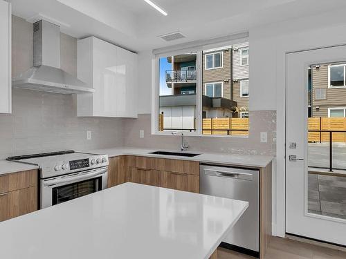 102C-3642 Mission Springs Drive, Kelowna, BC - Indoor Photo Showing Kitchen With Upgraded Kitchen