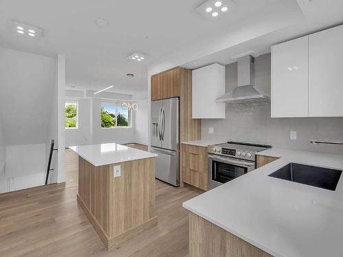 102C-3642 Mission Springs Drive, Kelowna, BC - Indoor Photo Showing Kitchen With Upgraded Kitchen