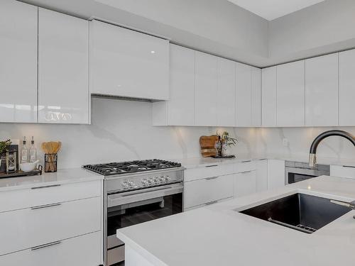 601C-3642 Mission Springs Drive, Kelowna, BC - Indoor Photo Showing Kitchen With Upgraded Kitchen