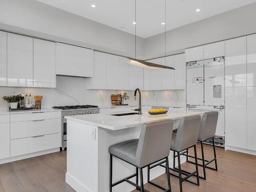 601C-3642 Mission Springs Drive, Kelowna, BC - Indoor Photo Showing Kitchen With Upgraded Kitchen