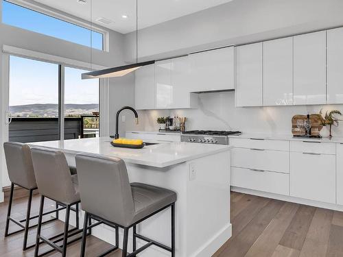 601C-3642 Mission Springs Drive, Kelowna, BC - Indoor Photo Showing Kitchen With Upgraded Kitchen