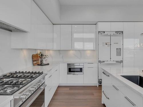 601C-3642 Mission Springs Drive, Kelowna, BC - Indoor Photo Showing Kitchen With Upgraded Kitchen