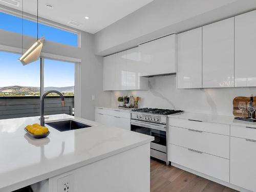 601C-3642 Mission Springs Drive, Kelowna, BC - Indoor Photo Showing Kitchen With Upgraded Kitchen