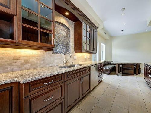 Cuisine - 4338 Av. Westmount, Westmount, QC - Indoor Photo Showing Kitchen With Double Sink