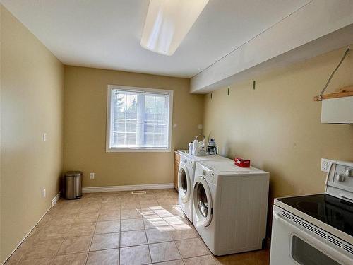 140 Birchcrest Road, Longlac, ON - Indoor Photo Showing Laundry Room