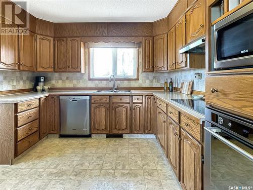 380 Aspen Drive, Swift Current, SK - Indoor Photo Showing Kitchen With Double Sink