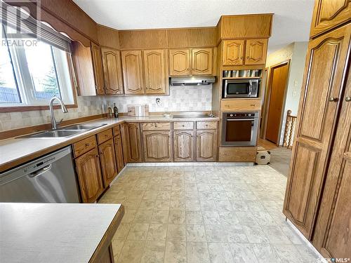 380 Aspen Drive, Swift Current, SK - Indoor Photo Showing Kitchen With Double Sink