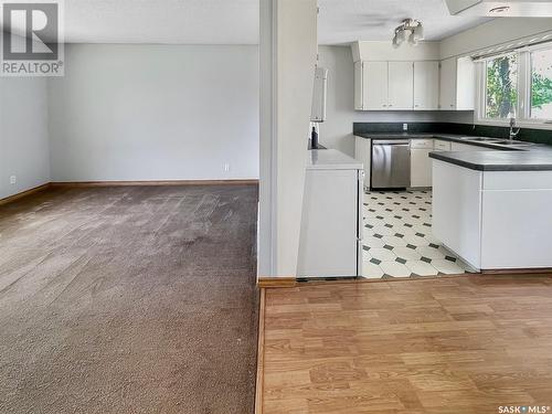 121 Allen Drive, Swift Current, SK - Indoor Photo Showing Kitchen