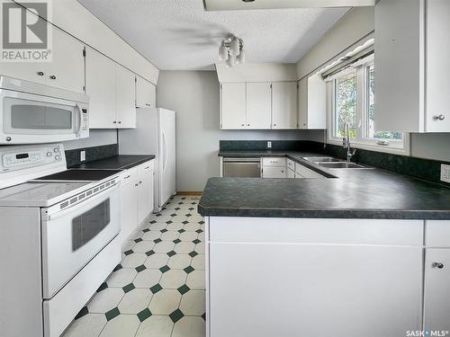 121 Allen Drive, Swift Current, SK - Indoor Photo Showing Kitchen With Double Sink