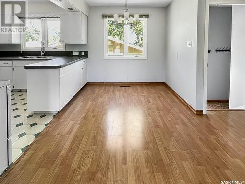 121 Allen Drive, Swift Current, SK - Indoor Photo Showing Kitchen