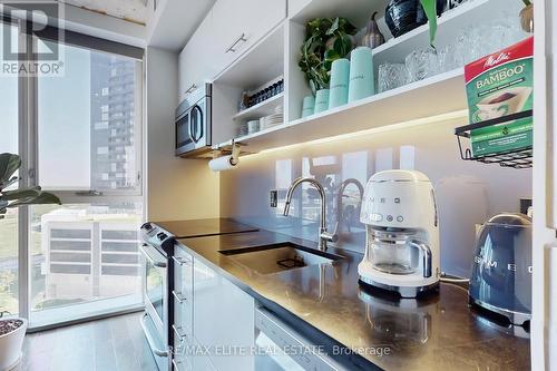 1008 - 32 Trolley Crescent, Toronto (Moss Park), ON - Indoor Photo Showing Kitchen