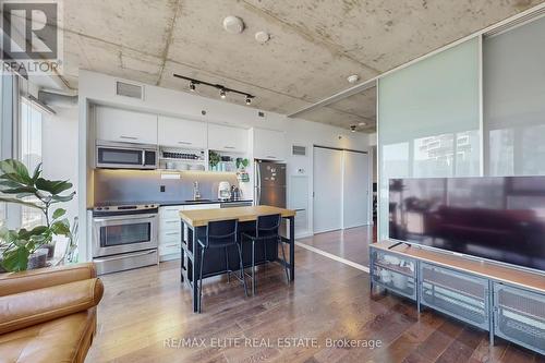 1008 - 32 Trolley Crescent, Toronto (Moss Park), ON - Indoor Photo Showing Kitchen