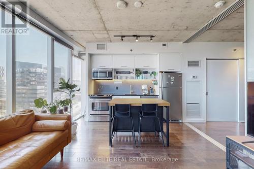 1008 - 32 Trolley Crescent, Toronto (Moss Park), ON - Indoor Photo Showing Kitchen