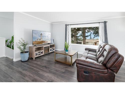 912 7Th Avenue N, Creston, BC - Indoor Photo Showing Living Room