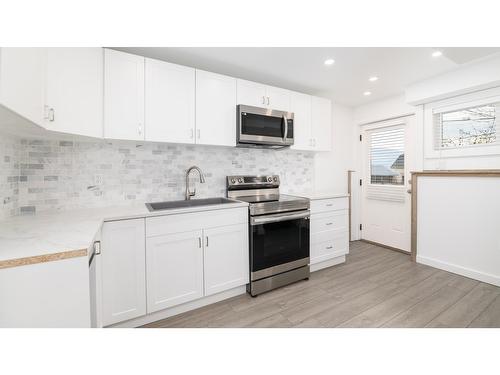 912 7Th Avenue N, Creston, BC - Indoor Photo Showing Kitchen