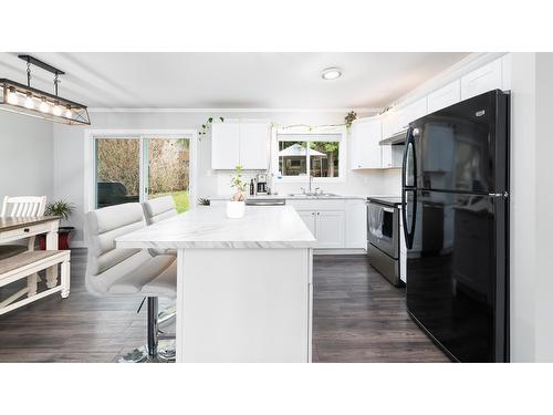 912 7Th Avenue N, Creston, BC - Indoor Photo Showing Kitchen