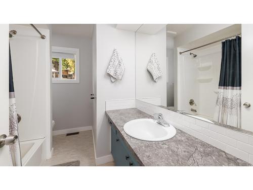 912 7Th Avenue N, Creston, BC - Indoor Photo Showing Bathroom