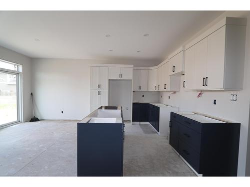 B - 718 St. Mary River Drive, Kimberley, BC - Indoor Photo Showing Kitchen