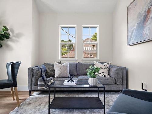 203 C-1224 Richardson St, Victoria, BC - Indoor Photo Showing Living Room