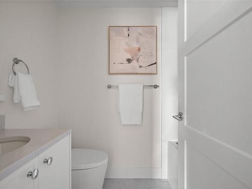 203 C-1224 Richardson St, Victoria, BC - Indoor Photo Showing Bathroom