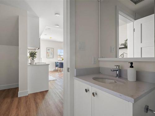 203 C-1224 Richardson St, Victoria, BC - Indoor Photo Showing Bathroom