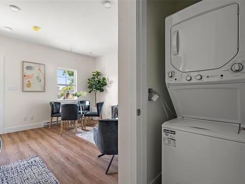 203 C-1224 Richardson St, Victoria, BC - Indoor Photo Showing Laundry Room