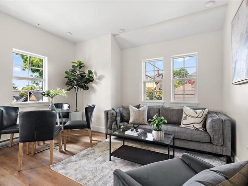 102 C-1224 Richardson St, Victoria, BC - Indoor Photo Showing Living Room