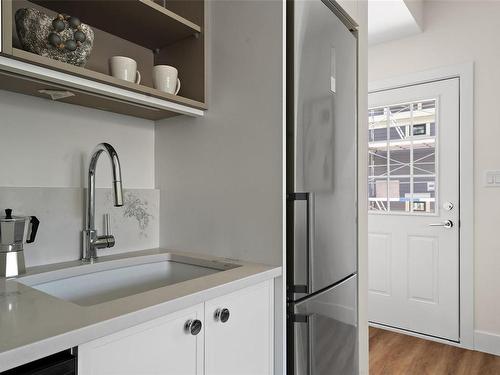 102 C-1224 Richardson St, Victoria, BC - Indoor Photo Showing Kitchen