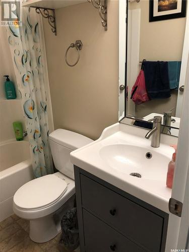 144 5Th Avenue E, Unity, SK - Indoor Photo Showing Bathroom