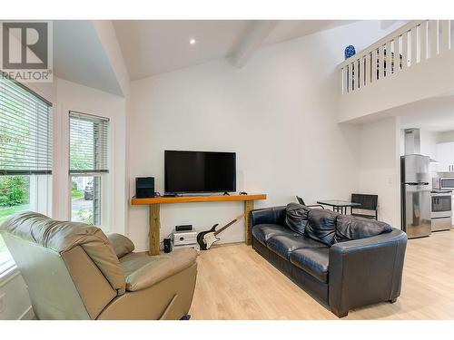 3155 Gordon Drive Unit# 402, Kelowna, BC - Indoor Photo Showing Living Room