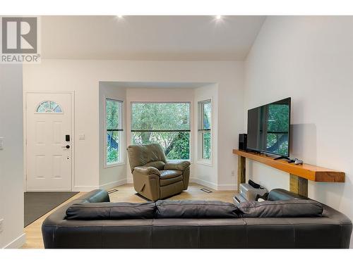 3155 Gordon Drive Unit# 402, Kelowna, BC - Indoor Photo Showing Living Room