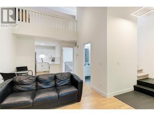 3155 Gordon Drive Unit# 402, Kelowna, BC - Indoor Photo Showing Living Room