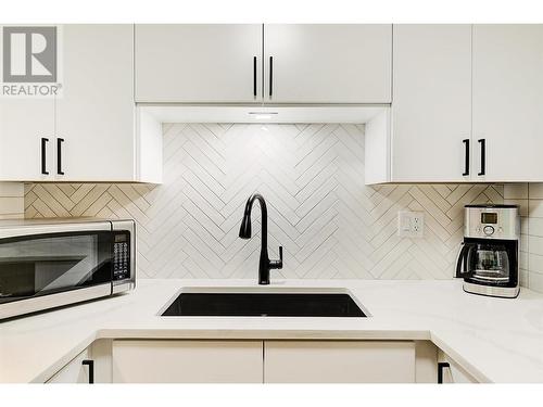 3155 Gordon Drive Unit# 402, Kelowna, BC - Indoor Photo Showing Kitchen