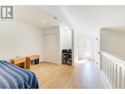 3155 Gordon Drive Unit# 402, Kelowna, BC - Indoor Photo Showing Bedroom