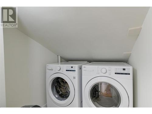 3155 Gordon Drive Unit# 402, Kelowna, BC - Indoor Photo Showing Laundry Room