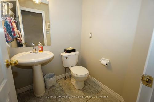 23 Sovereign'S Gate, Barrie (Innis-Shore), ON - Indoor Photo Showing Bathroom