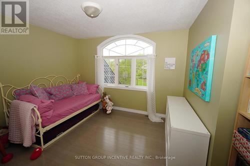 23 Sovereign'S Gate, Barrie (Innis-Shore), ON - Indoor Photo Showing Bedroom