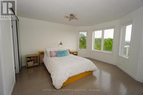 23 Sovereign'S Gate, Barrie (Innis-Shore), ON - Indoor Photo Showing Bedroom