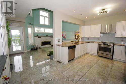 23 Sovereign'S Gate, Barrie (Innis-Shore), ON - Indoor Photo Showing Kitchen